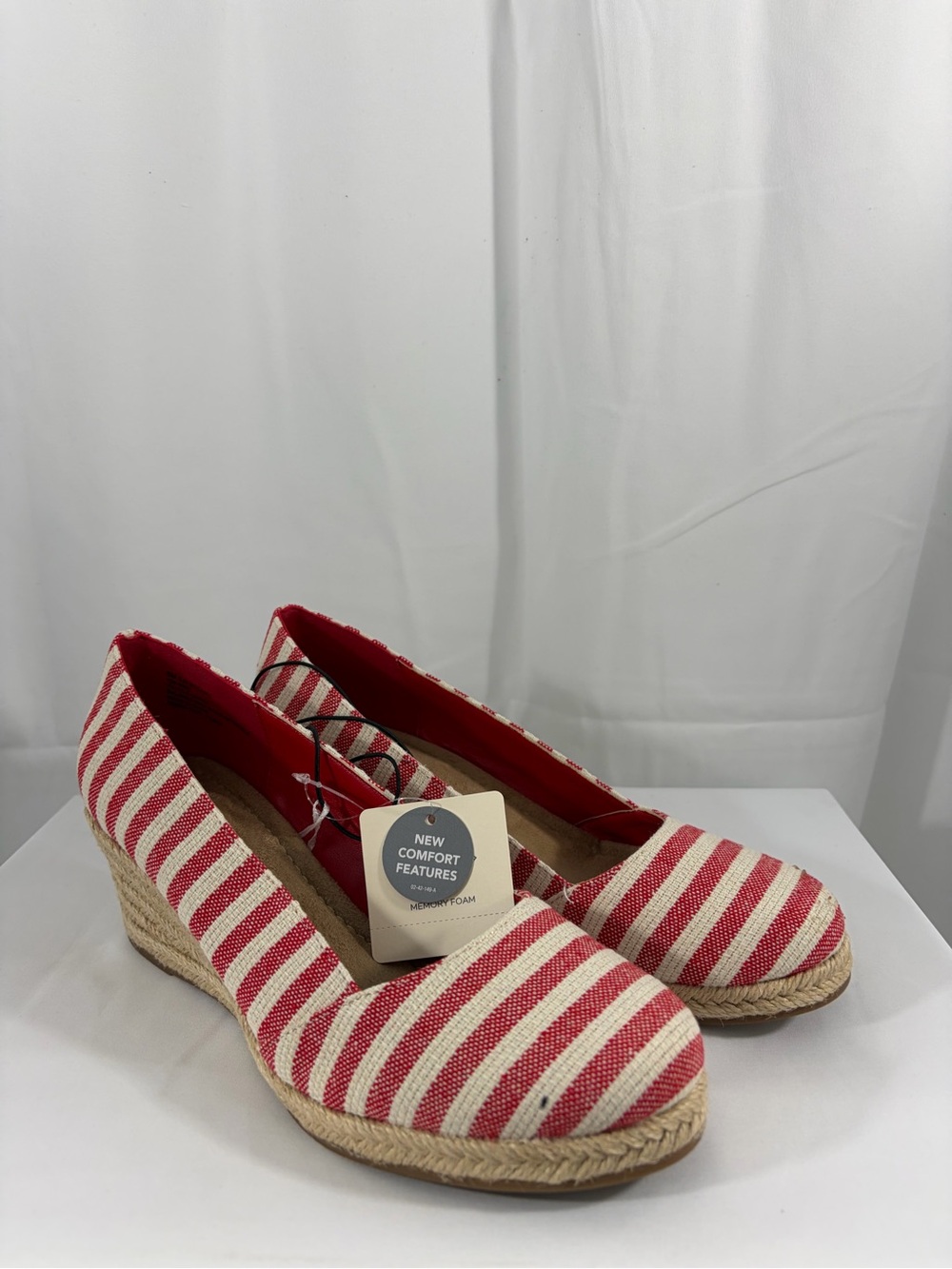 NWT St. John's Bay Women’s Size 8 Red and Cream Striped Espadrille Wedges
